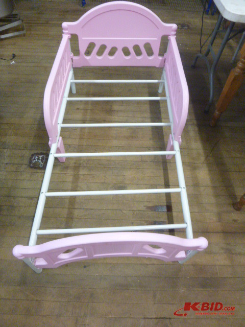 lot 29 image: Toddler Bed