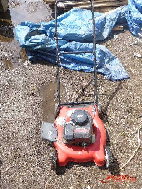lot 66 image: Yard Machine Push Lawn Mower