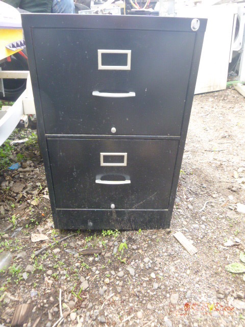 lot 70 image: 2 Drawer Legal File Cabinet