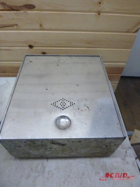 lot 93 image: Metal Breadbox