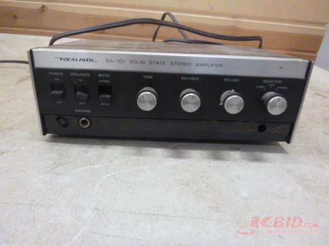 lot 96 image: Realistic Solid State Stereo Amplifier