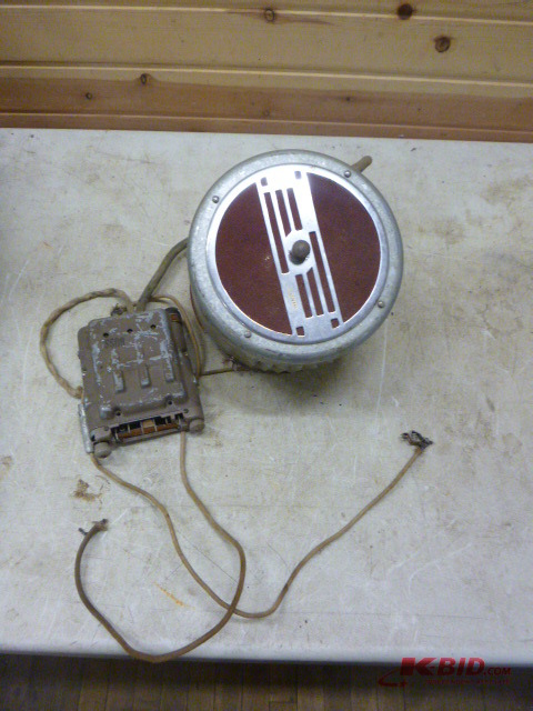 lot 98 image: Vintage Car Radio