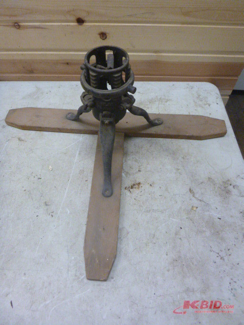 lot 113 image: Vintage Puller