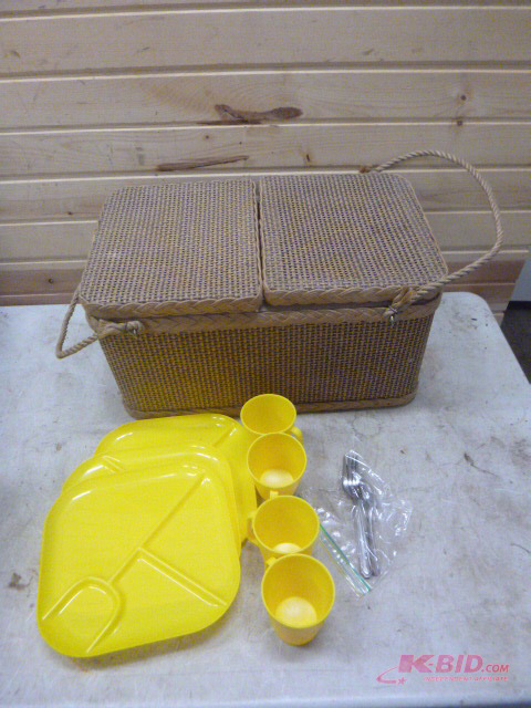 lot 119 image: Wicker Picnic Basket