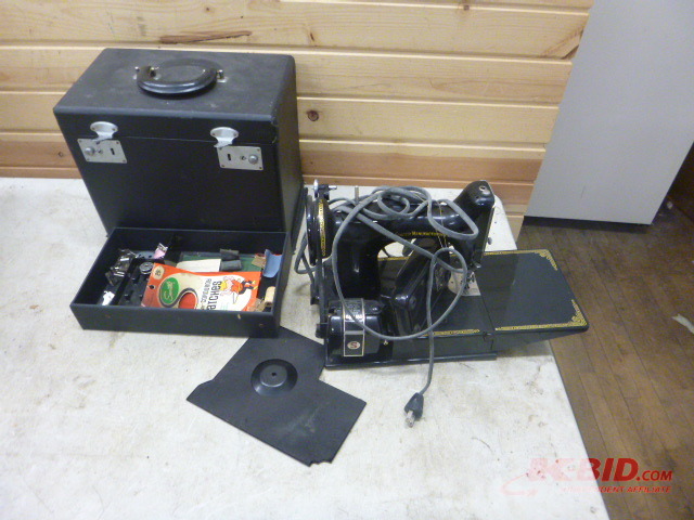 lot 132 image: Small Vintage Singer Sewing Machine