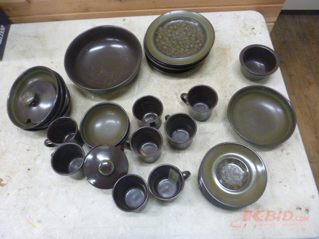 lot 134 image: Miscellaneous Dishware