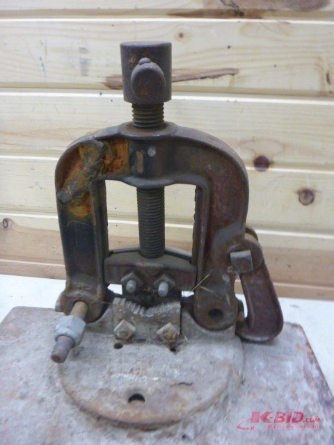 lot 145 image: Pipe Vise