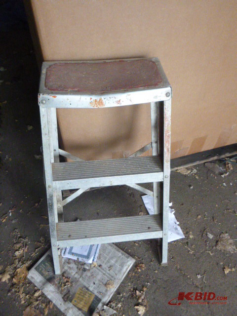 lot 4 image: Aluminum Step Stool