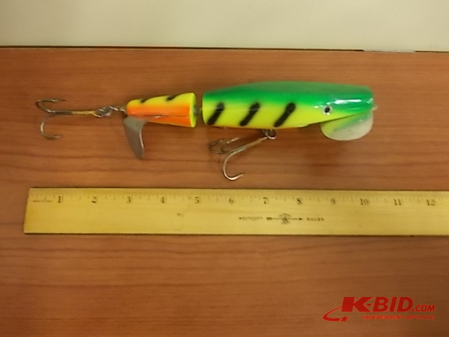 lot 11 image: Large Green Musky Lure