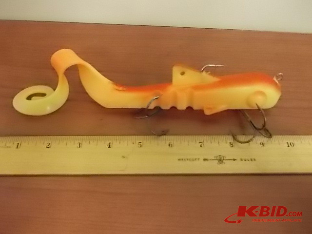 lot 15 image: Large Rubber Musky Lure
