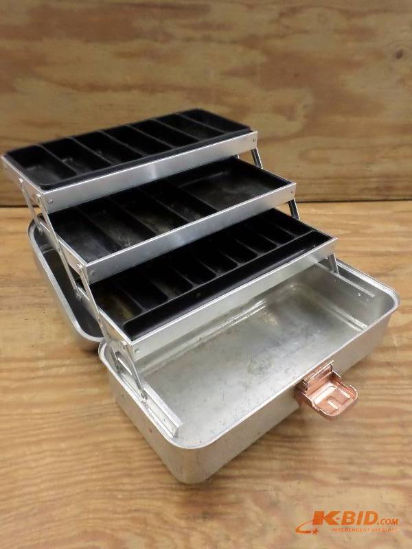 lot 10 image: Vintage UMCO Model 133A Tackle Box ...
