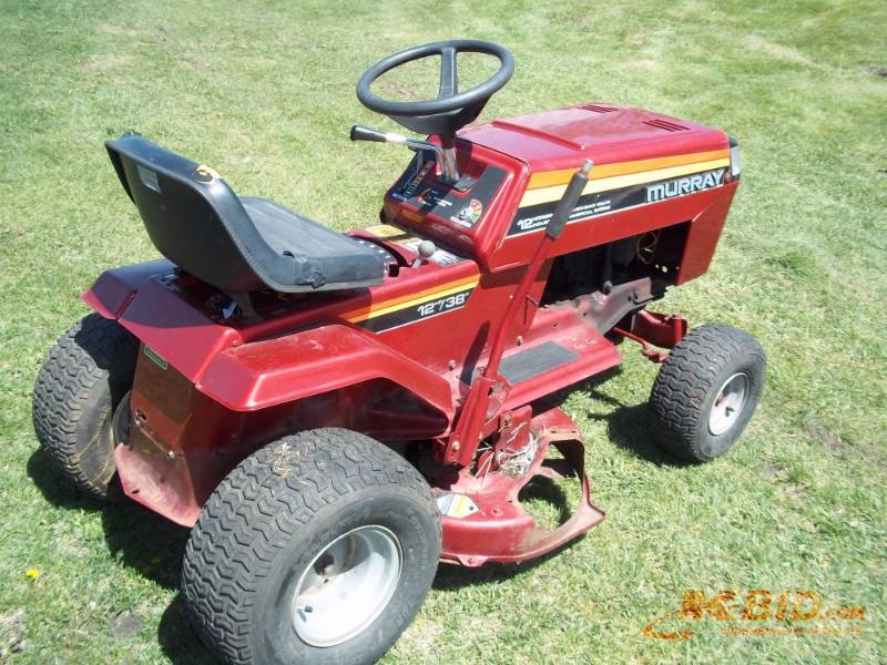 lot 7 image: Murry riding mower 12HP Tecumseh, 38 deck 5 forward speeds, 1 reverse speed Consignor states runs, drives and mows, needs battery