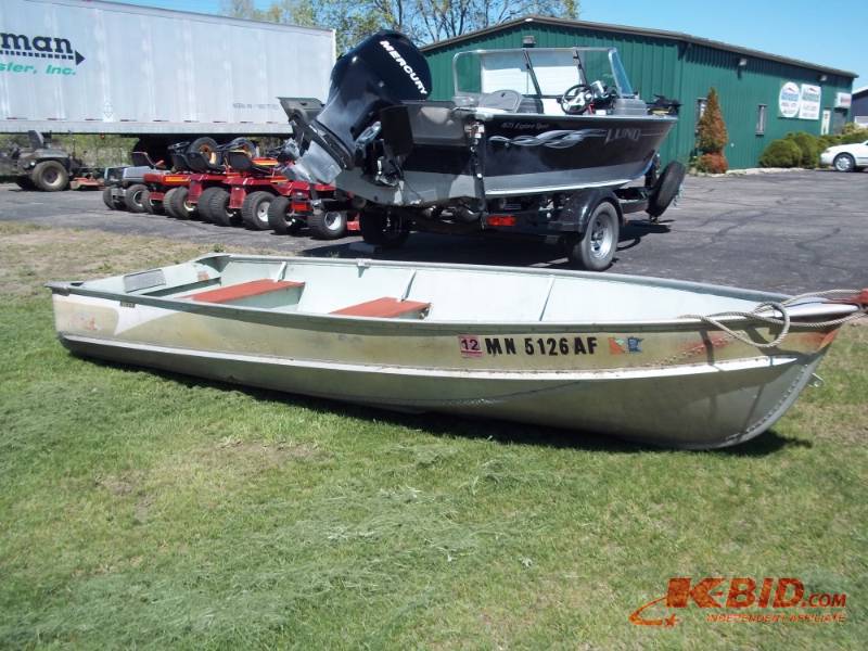 lot 10 image: 14 Lund Aluminum Fishing Boat