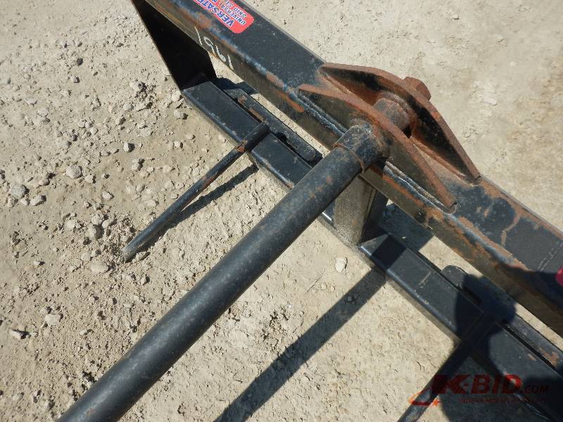 lot 17 image: USED VERSATECH UNIVERSAL MOUNT BALE SPEAR