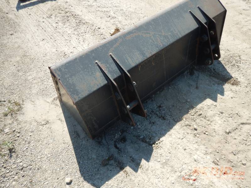 lot 18 image: UNUSED TRACTOR UTILITY BUCKET