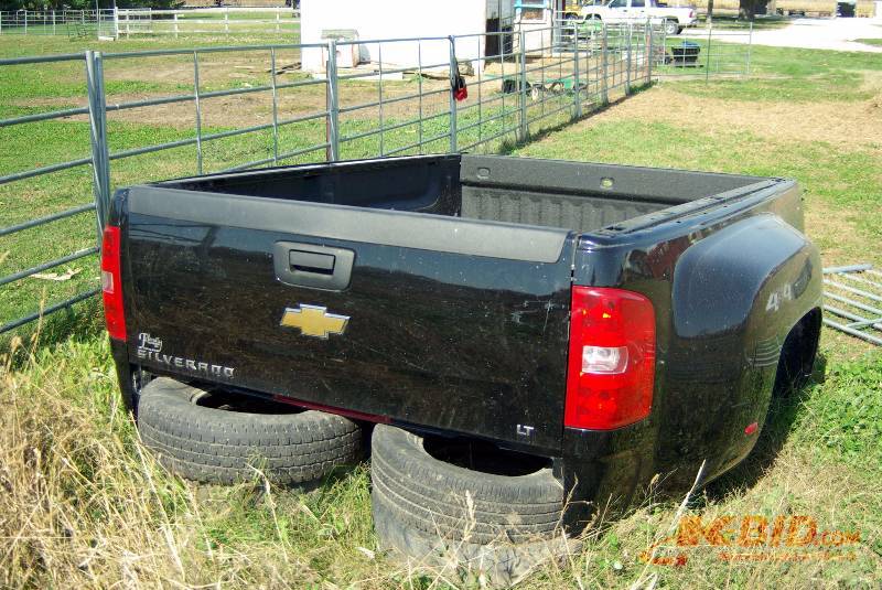 lot 20 image: USED 2008 CHEVY DUALLY TRUCK BOX
