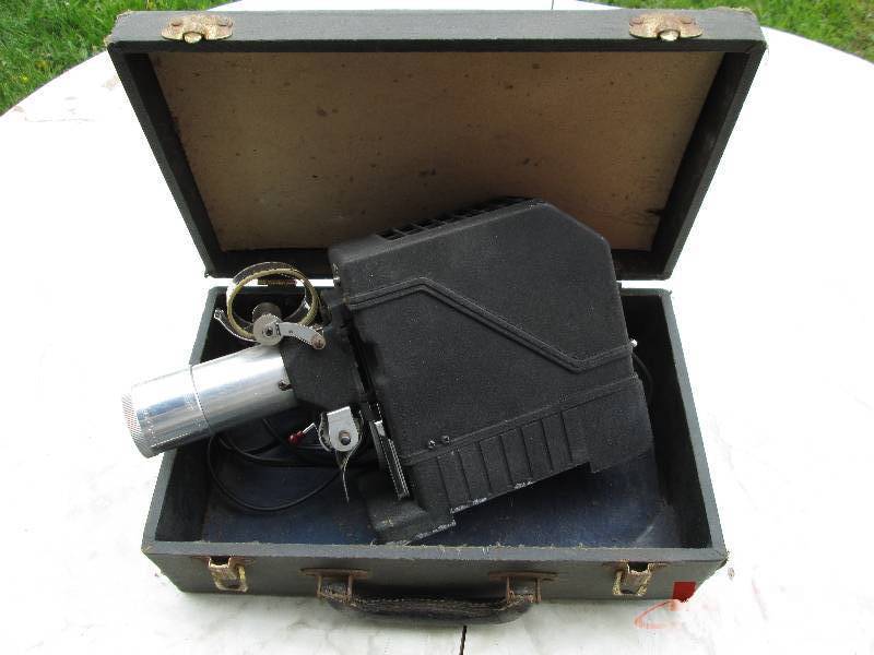 lot 2 image: Viewlex projector in a hardshell ca...