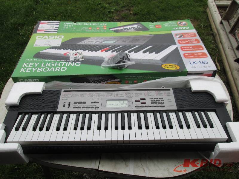 lot 3 image: Casio LK-165 keyboard new with powe...