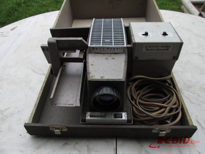 lot 5 image: Vintsage Bell and Howell camera...