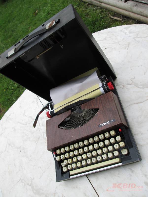 lot 8 image: Vintage typewriter in case...