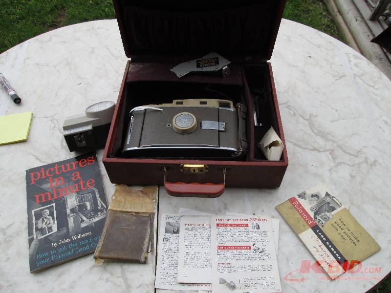 lot 9 image: Polaroid camera in a case...