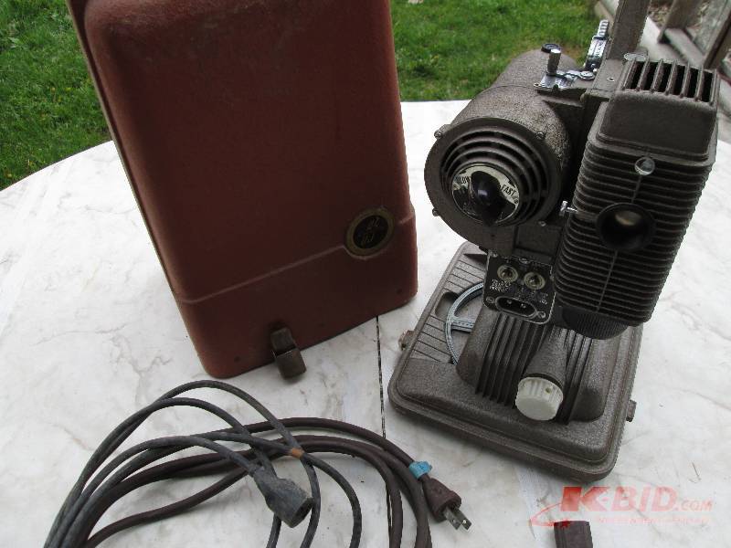 lot 17 image: Revere 8 mm projector...