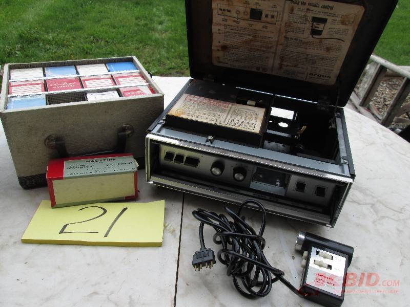 lot 21 image: Vintage Argus slide projector with ...