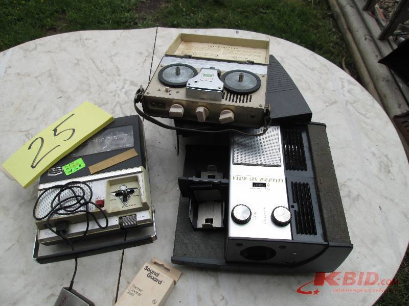 lot 25 image: Kodak 500 projector, plus a Craig a...