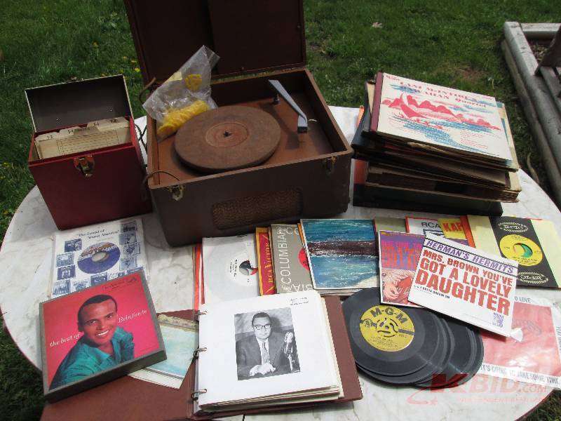 lot 29 image: Record player with assorted vinyl a...