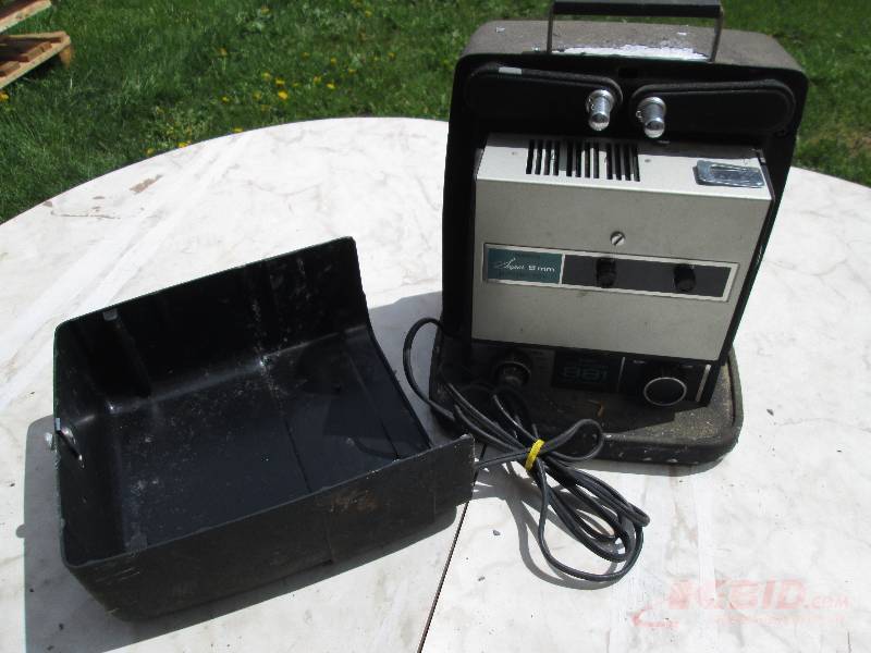 lot 30 image: Wards 8 mm film projector...
