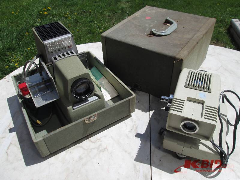 lot 32 image: Pair of slide projectors Argus 500 ...