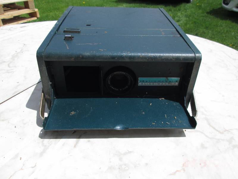 lot 38 image: Vintage Bell Howell slide projector...