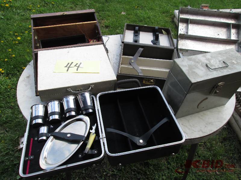 lot 44 image: Lot of assorted cases and a travelb...