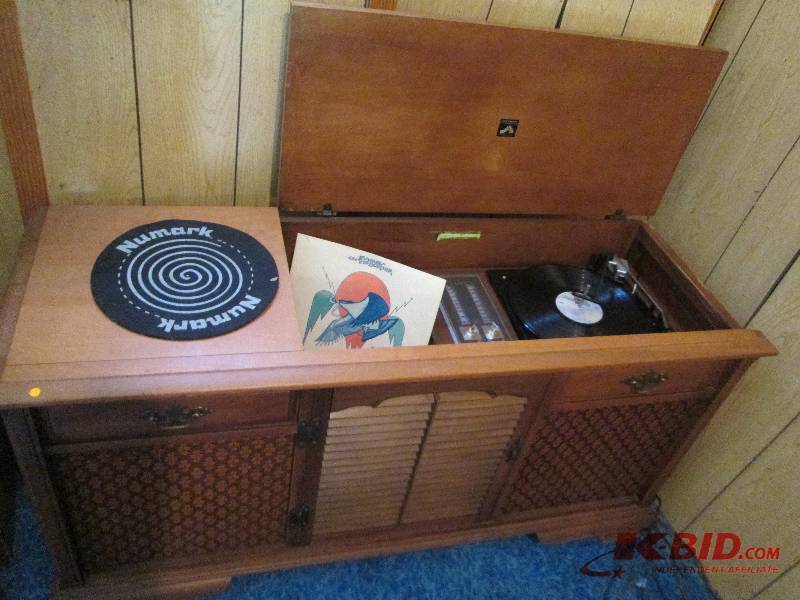 lot 74 image: RCA Victor Victorola record player ...