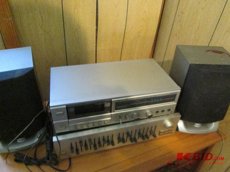 lot 75 image: Realistic stereo with speakers...