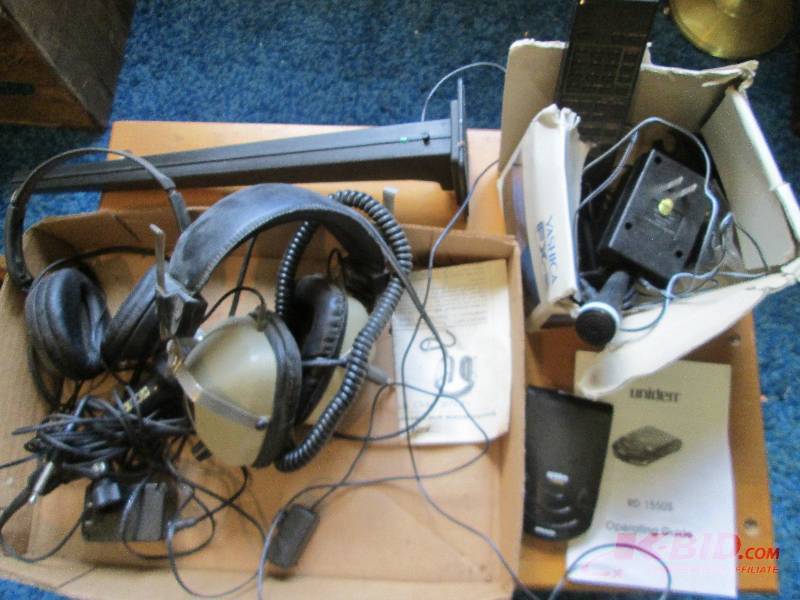 lot 81 image: Headphones, microphone, Uniden rada...