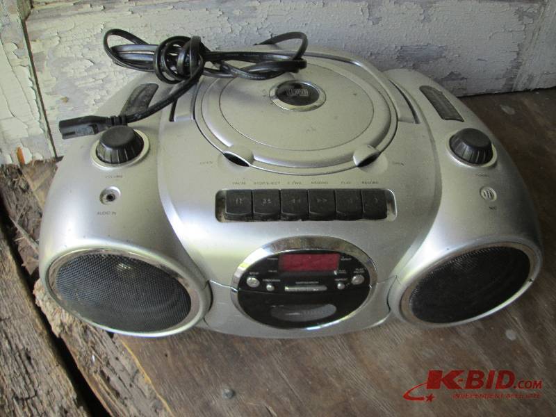 lot 92 image: CD Boombox...