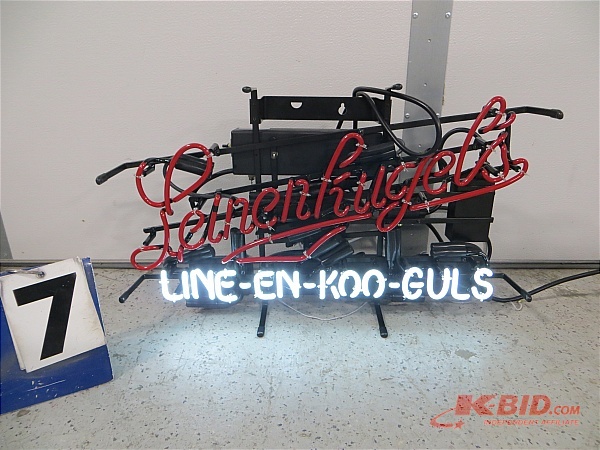 lot 7 image: Leinenkugels Neon Beer Sign