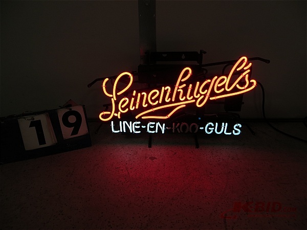 lot 19 image: Leinenkugels Neon Beer Sign