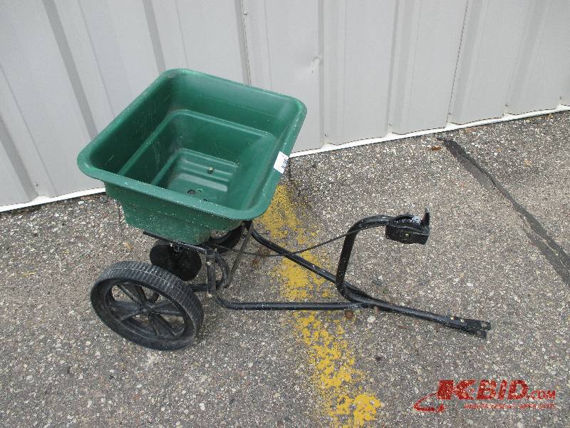 lot 3 image: Pull Behind spreader