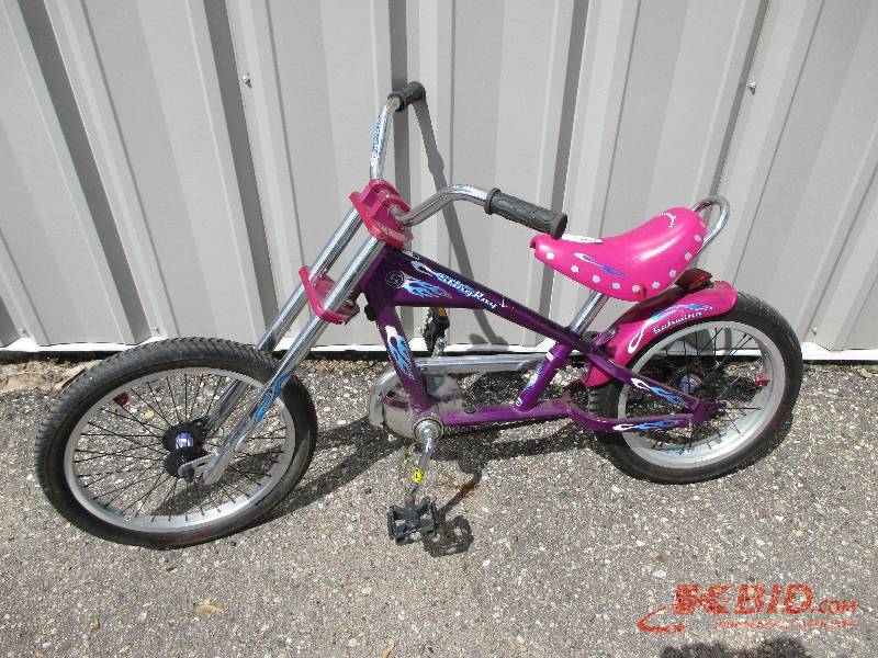 lot 28 image: Scwhinn Stingray Bike