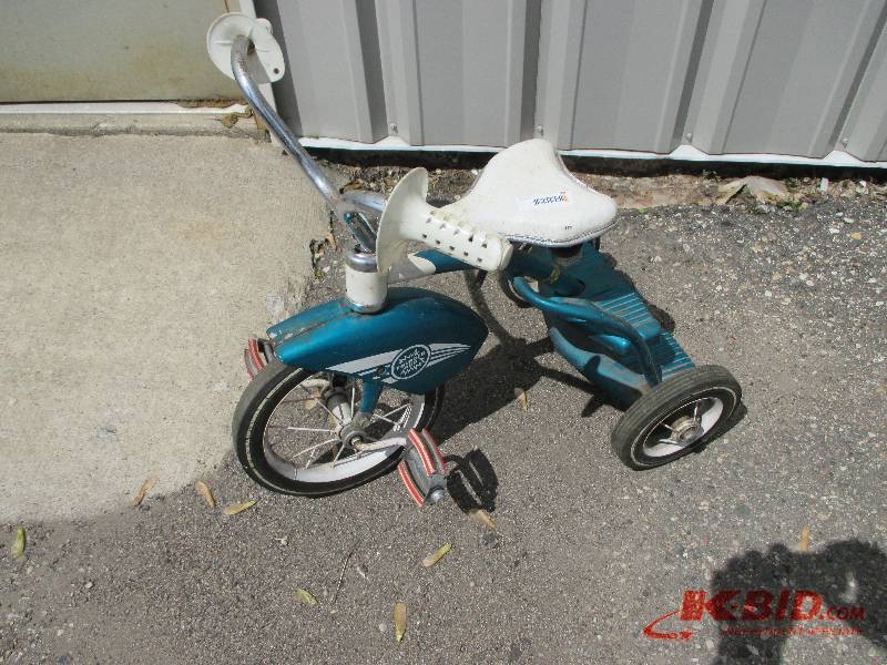 lot 29 image: Vintage tricycle