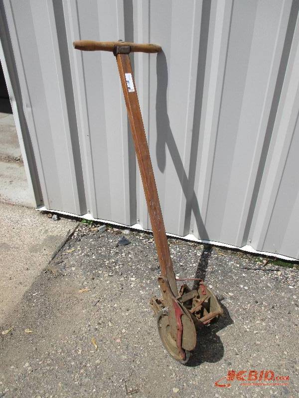 lot 31 image: antique edger