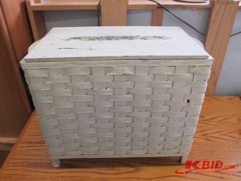 lot 39 image: small chesthamper