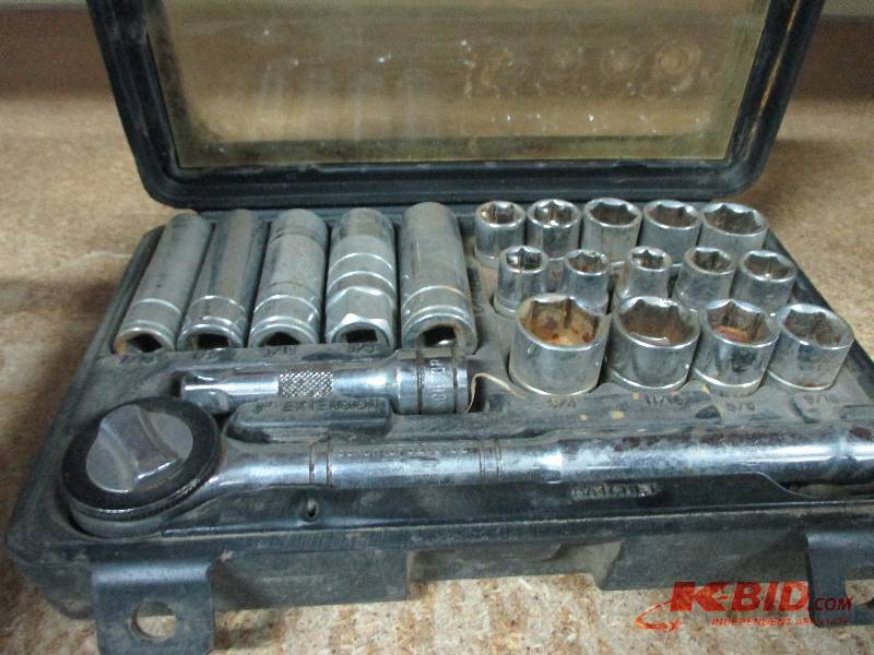 lot 51 image: 38 socket set