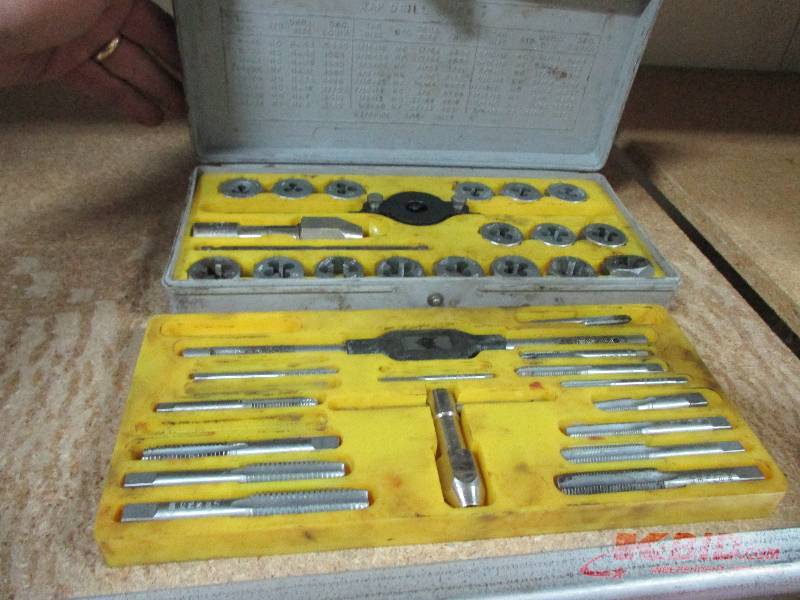 lot 63 image: Craftsman tap & die set