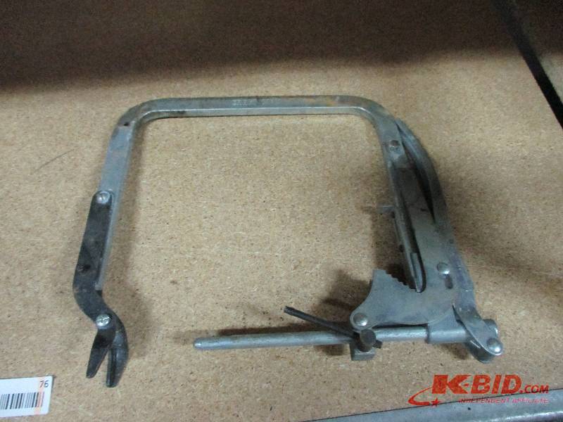 lot 76 image: Valve spring compressor