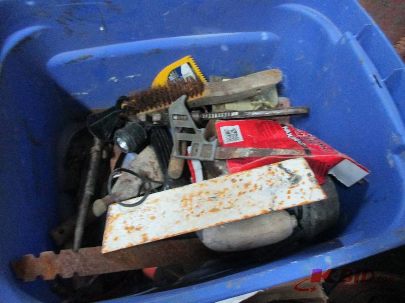lot 81 image: Box of Misc tools