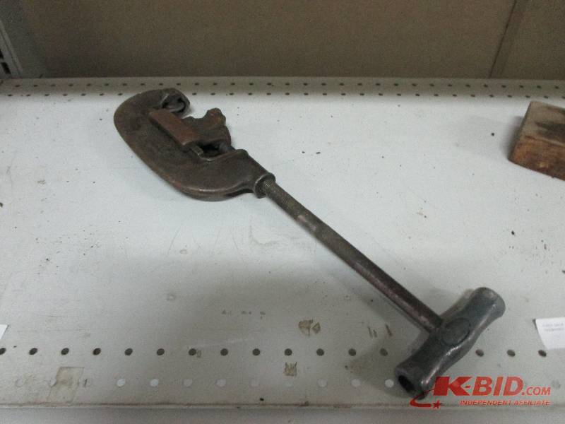 lot 100 image: Rigid Pipe cutter