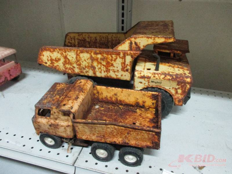 lot 146 image: Dumptruck